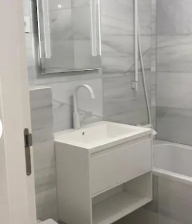 Center Of - Elegant In Highly Secured Area Apartment Paris